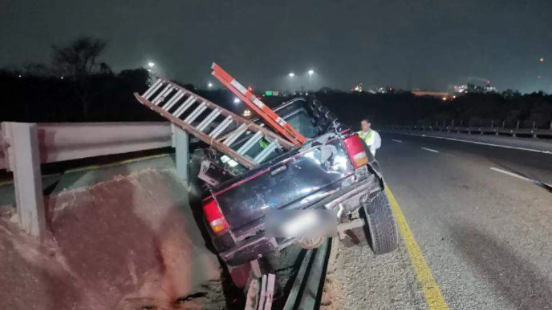 Impacta su camioneta en corredor urbano 